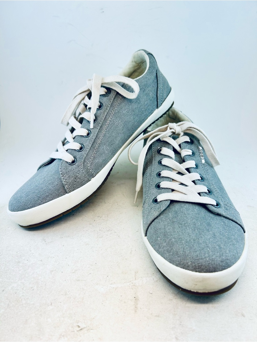 Taos Gray Canvas Star Low Profile Lace Up Casual Sneakers 9.5 40